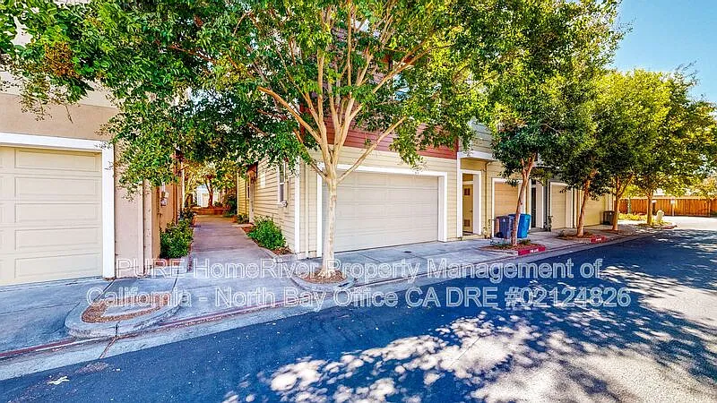 3 bed, 2.0 bath, 1300 sqft, $2,850 — Photo 2