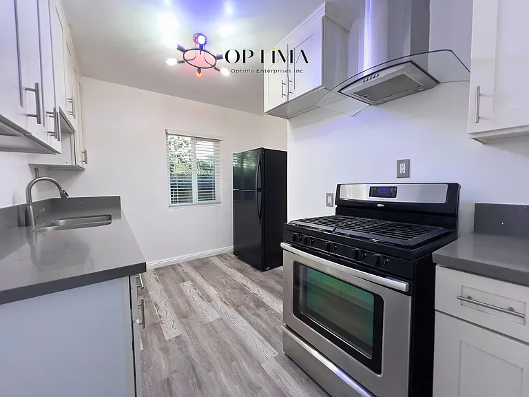 1111 Daisy Avenue — Photo 4