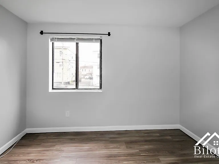 859 Pine Street — Photo 11