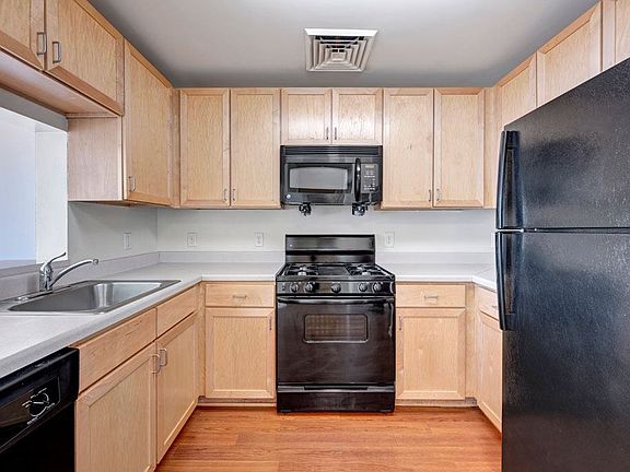 5th image of 2229 Shirlington Rd #205