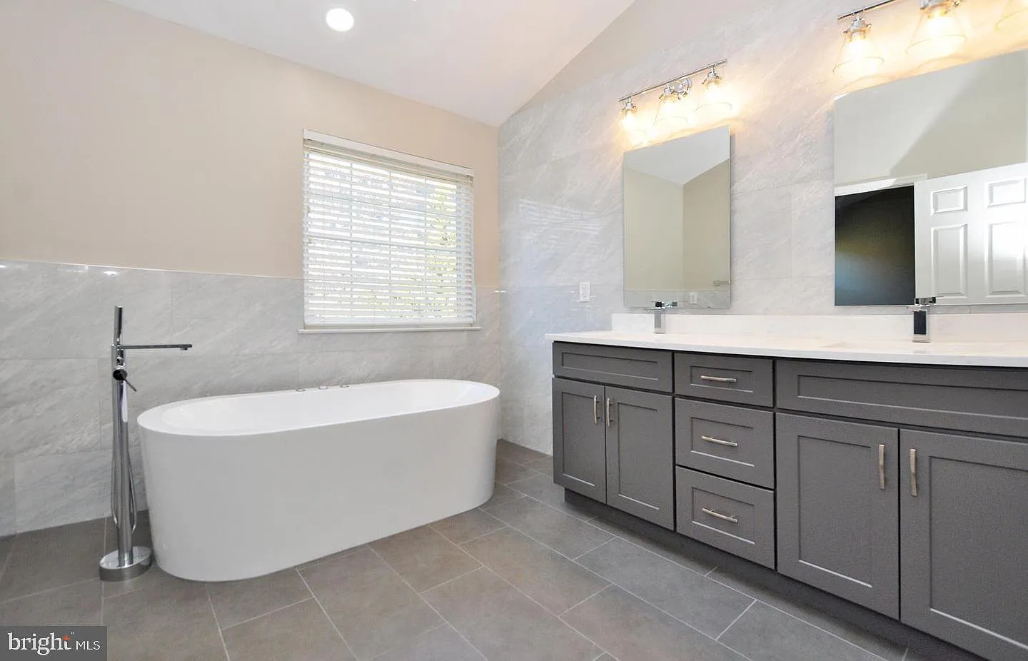 4 bed, 3.5 bath, 2340 sqft, $4,900 — Photo 3