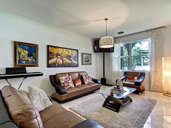 4th image of 305 Seminole Palms Dr
