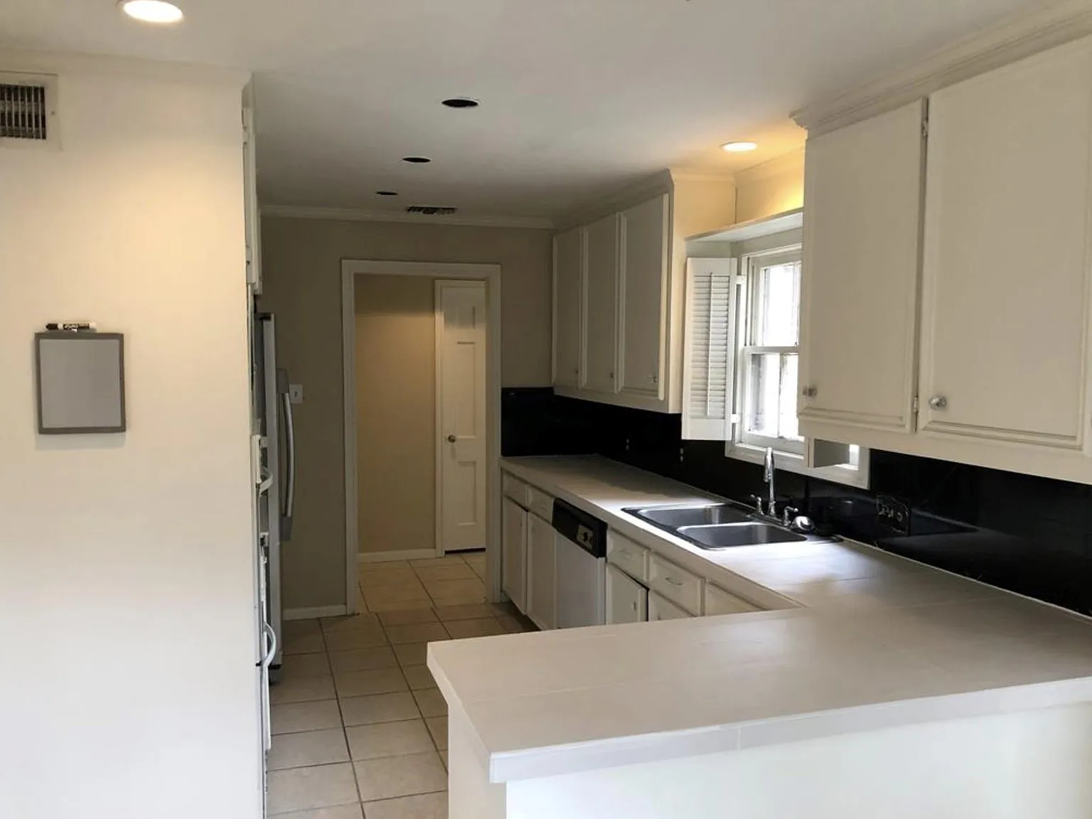 4 bed, 2.0 bath, 2572 sqft, $3,150 — Photo 4
