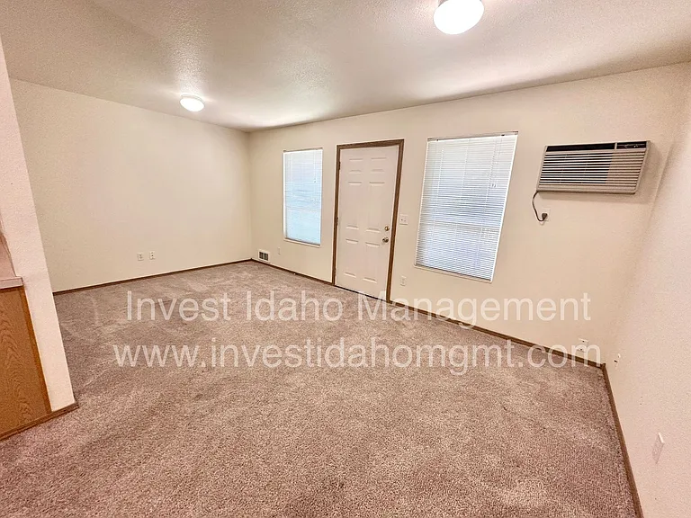 1682 Barlow — Photo 4