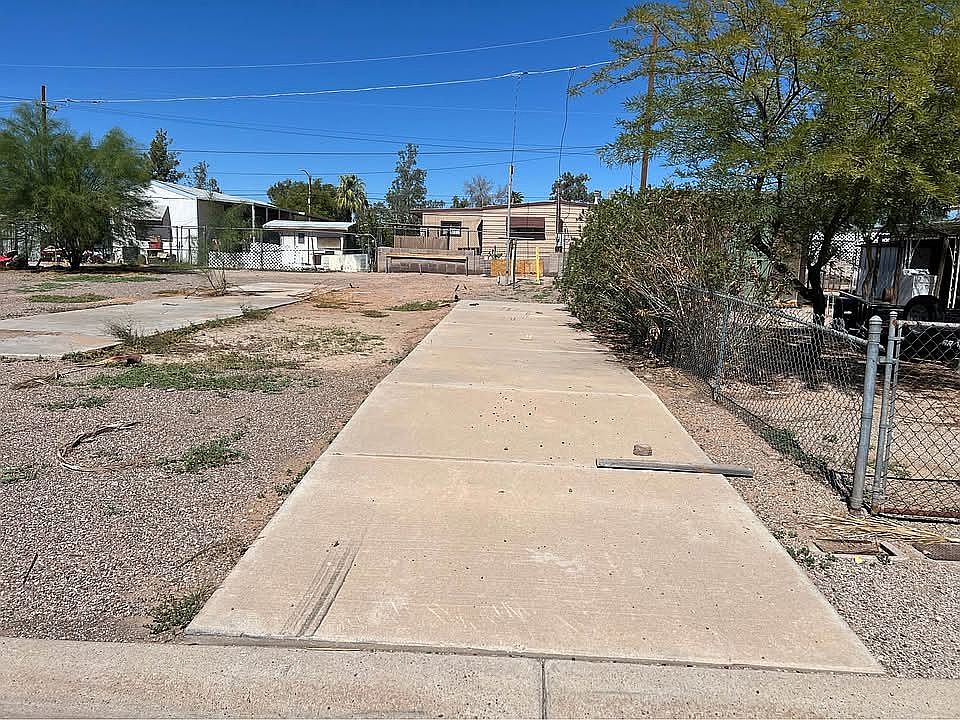 2nd image of 516 W 13th Pl