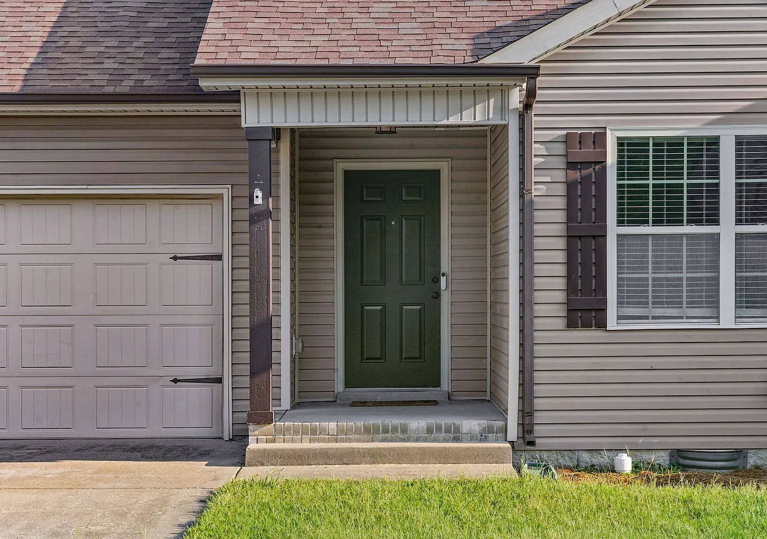 544 Magnolia Dr* — Photo 2