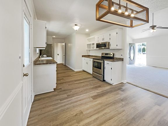 2nd image of 3010 Redwood Dr