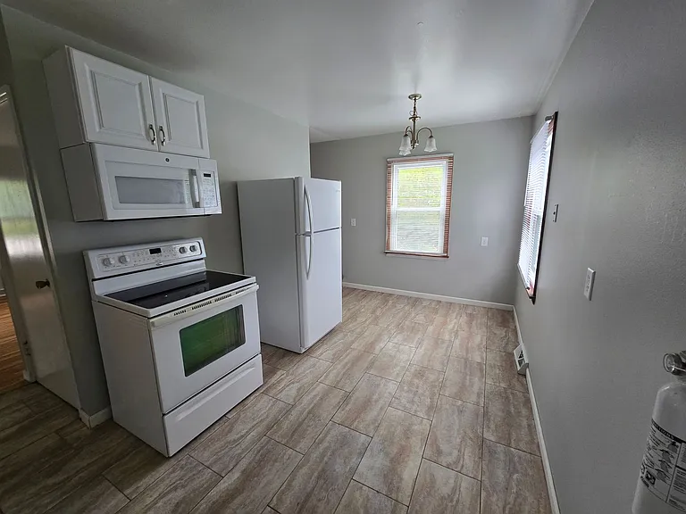 913 Hillside Dr — Photo 7