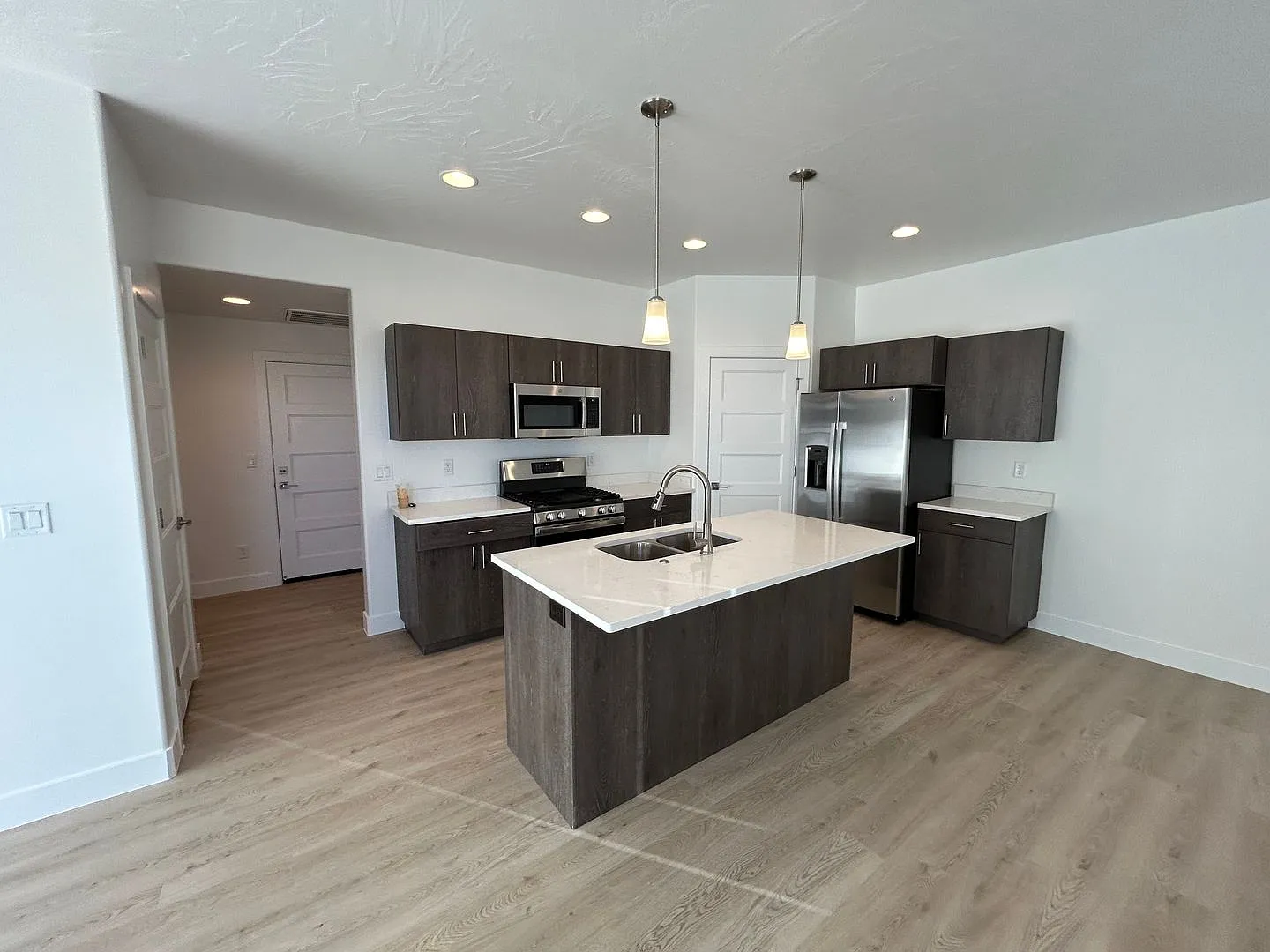 Newer 3 bed, 2.5 bath, 2 car garage townhome for rent — Photo 3