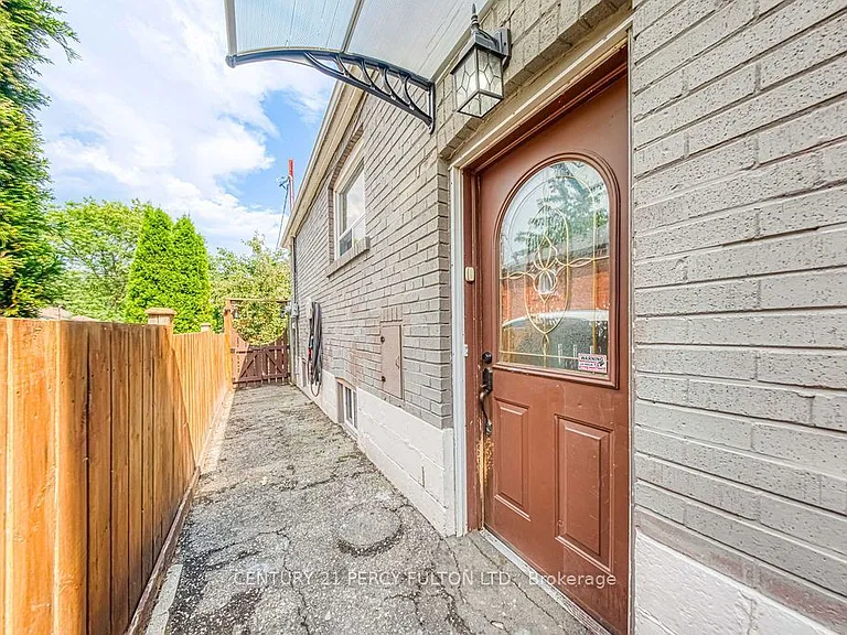 36 Merryfield Dr — Photo 5