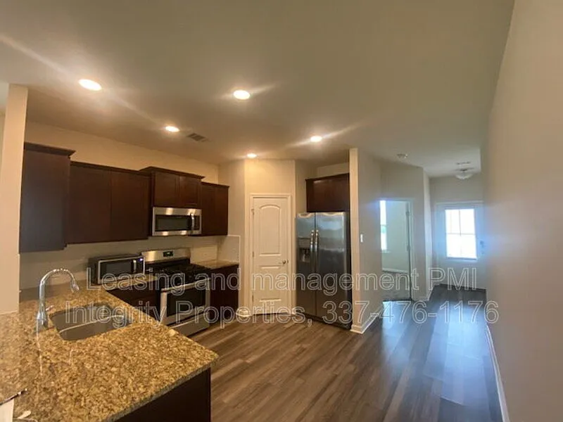 4 bed, 3.0 bath, 1684 sqft, $1,950 — Photo 2