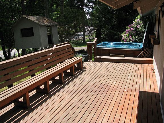 Large back deck w/ hot tub
