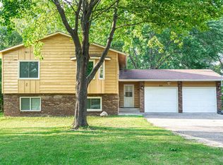 916 85th Ave N, Brooklyn Park, MN 55444