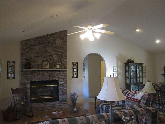 4th image of 19 Brooks Ln