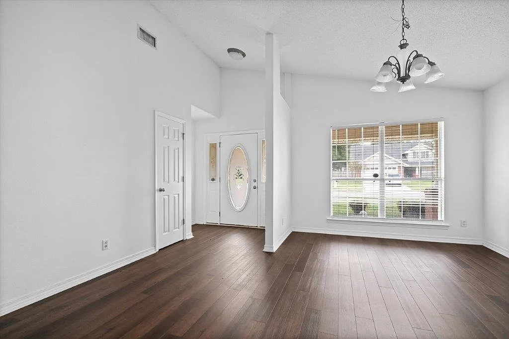 3 Bedroom 2 Bath In The Gardens Of Cottage Hill Subdivision — Photo 3