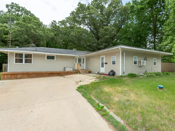 1572 Winnetka St, Dixon, IL 61021