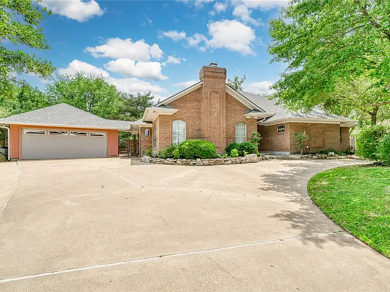 1402 Riverstone Ct — Photo 2