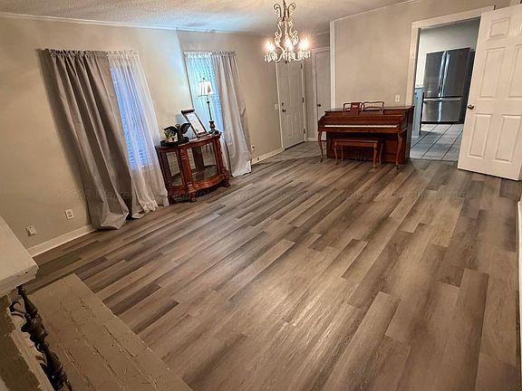 3rd image of 395 Ashwood Dr