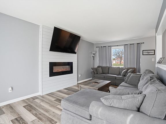 5th image of 30632 Hayes Rd