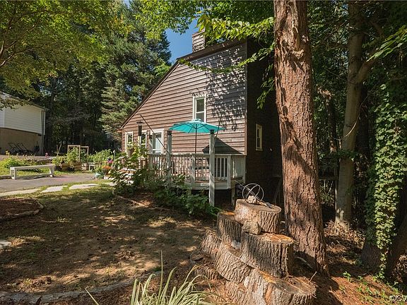 3rd image of 902 Arch Hill Pl