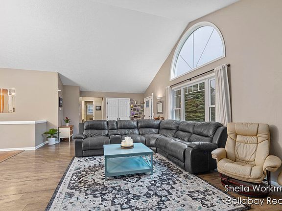 4th image of 7025 Oak Creek Dr