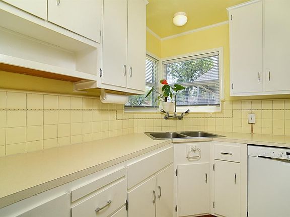 3rd image of 2249 Fernley Ave