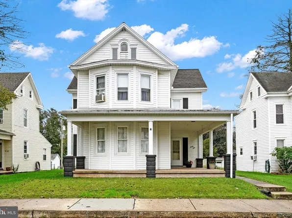 31 S 3rd St, Mount Wolf, PA 17347