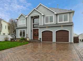 40 Crescent Cove Cir, Seaford, NY 11783