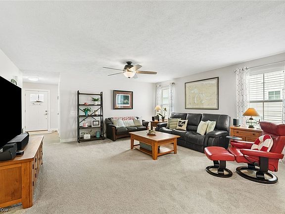 3rd image of 4049 Honeysuckle Ln