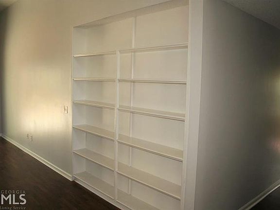 4th image of 102 Acorn Ct