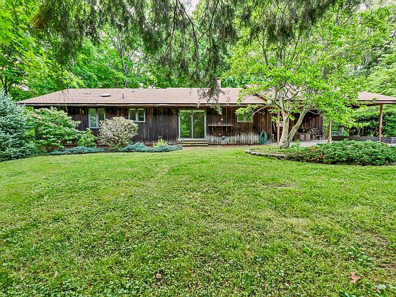 2nd image of 900 Gravel Ln