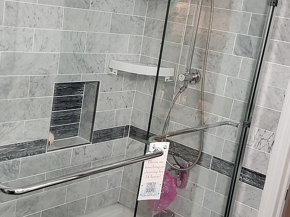 Jacuzzi Tub w/ Glass Door