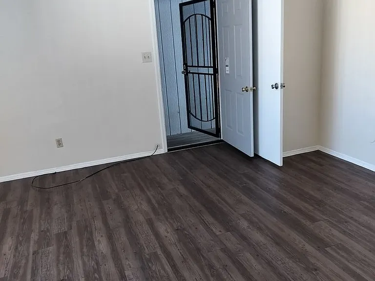 1 Bed/1 Bath in Pet Friendly Community — Photo 5