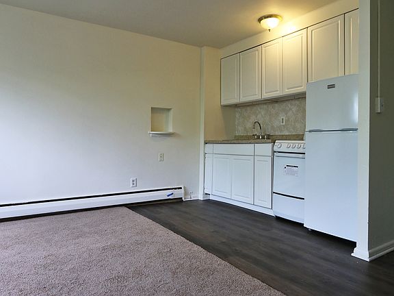 Ford Pkwy - Studio 1