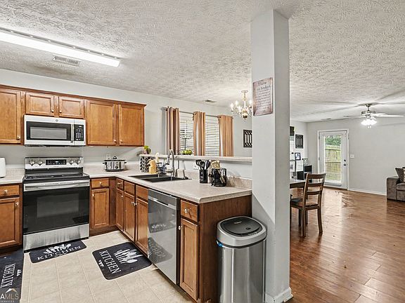 5th image of 413 Erin Ct
