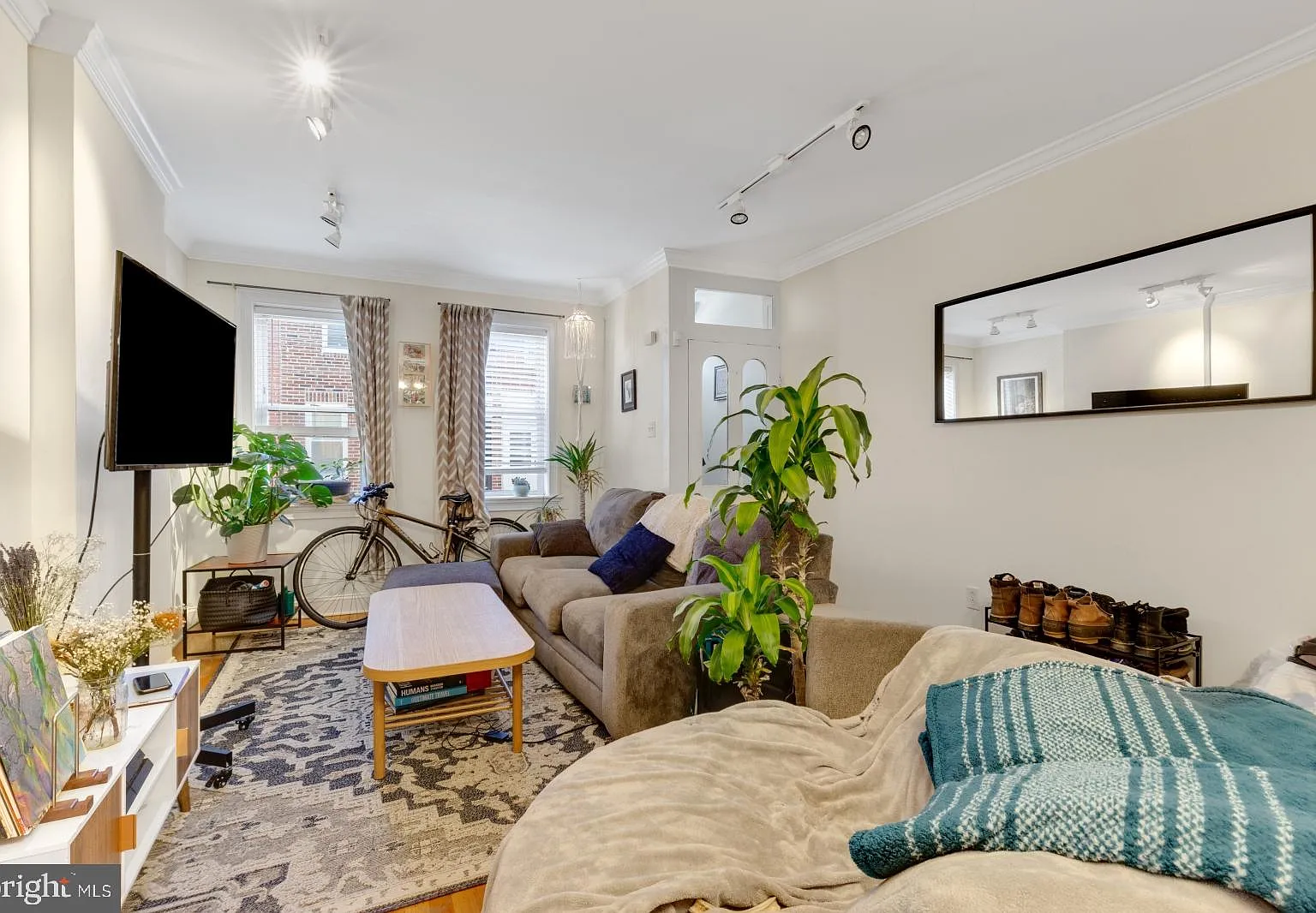 2 bed, 1.0 bath, 988 sqft, $2,495 — Photo 2