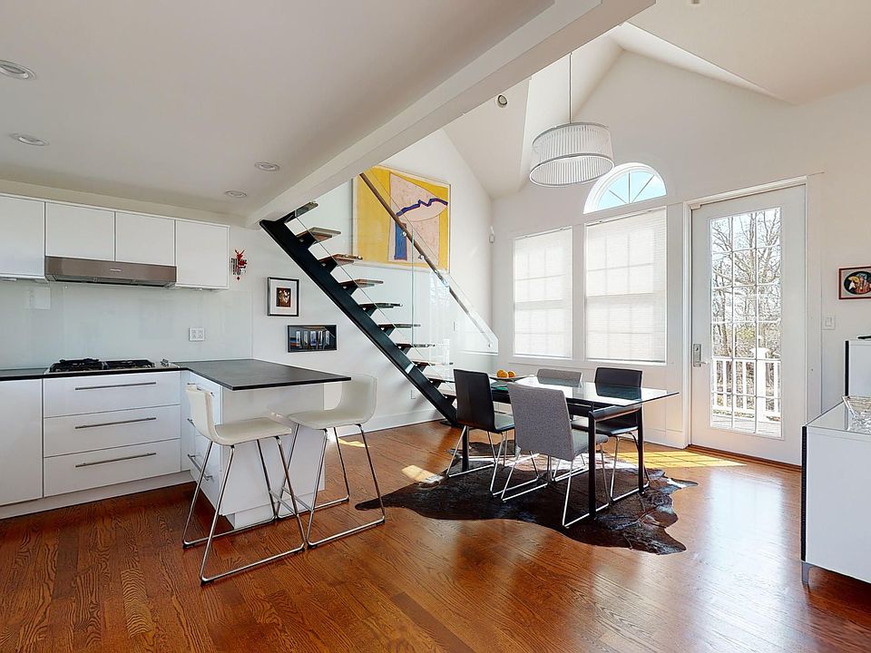 1st image of 5 Canoe Place Ldg
