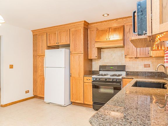 3rd image of 837 Greenfield Ave
