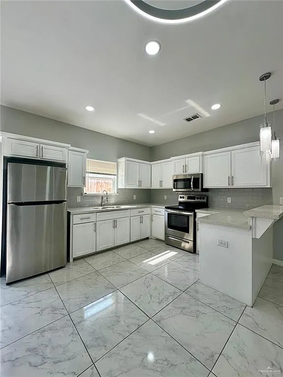 3 bed, 2.0 bath, 4320 sqft, $1,250 — Photo 4