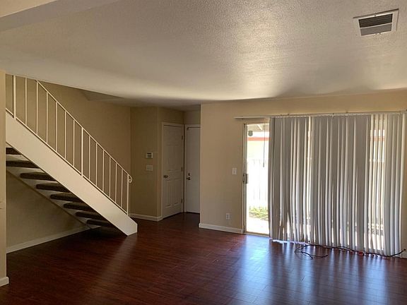 4th image of 18 Villa Ct