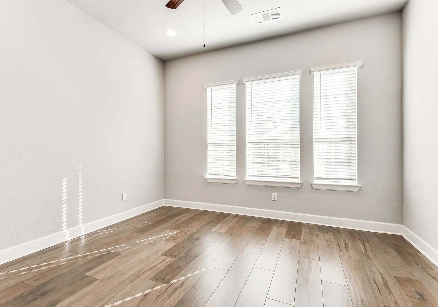 Luxury 3-Story Home in Las Colinas $100 Monthly Incentive for an 18-Month Lease — Photo 2