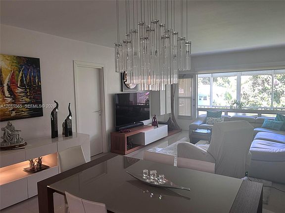 4th image of 1000 SW 12th St APT 203
