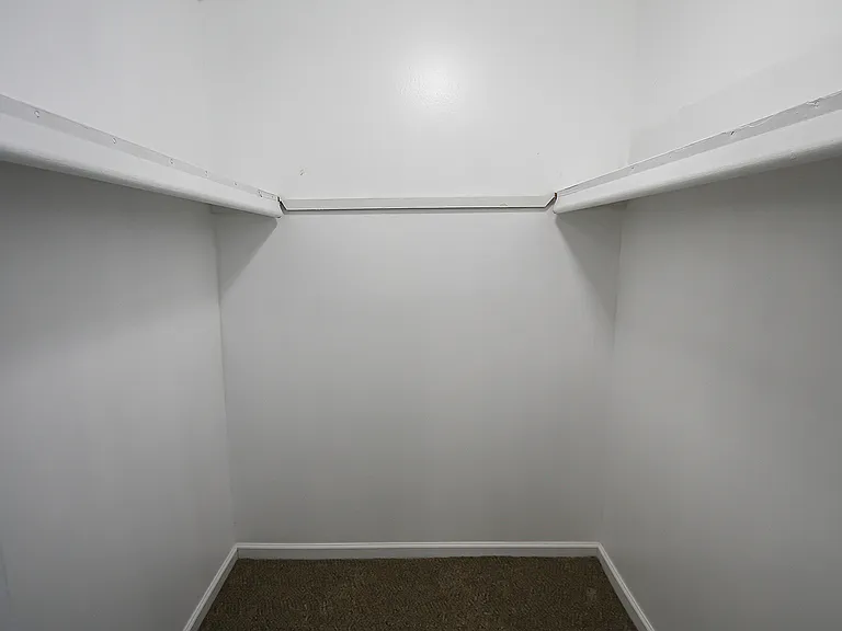 Herbert - Walk-in Closet