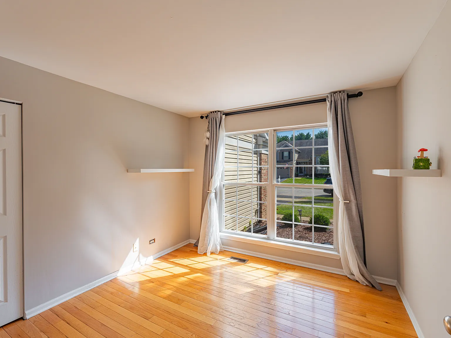 5 bed, 2274 sqft, $3,650 — Photo 3
