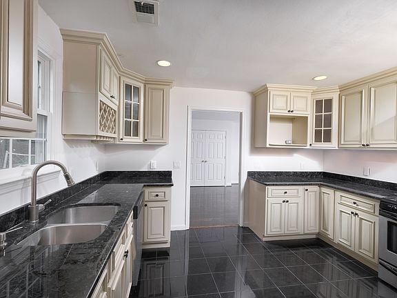 3rd image of 3002 Graham Ct