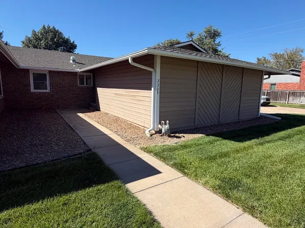 2229 Dover Dr, Hutchinson, KS 67502