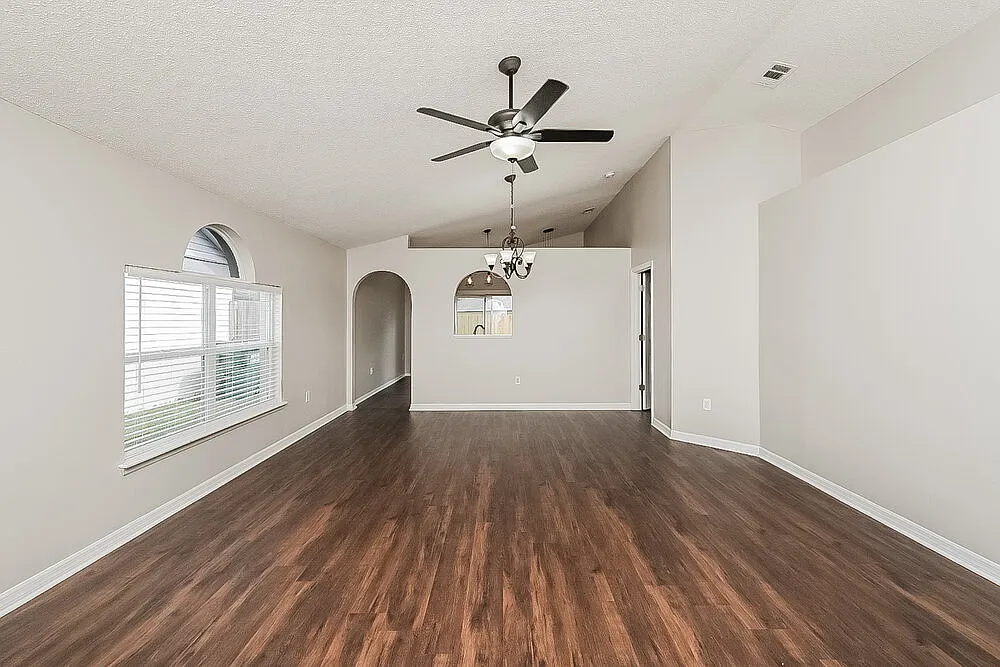 3 bed, 2.0 bath, 1303 sqft, $2,080 — Photo 4