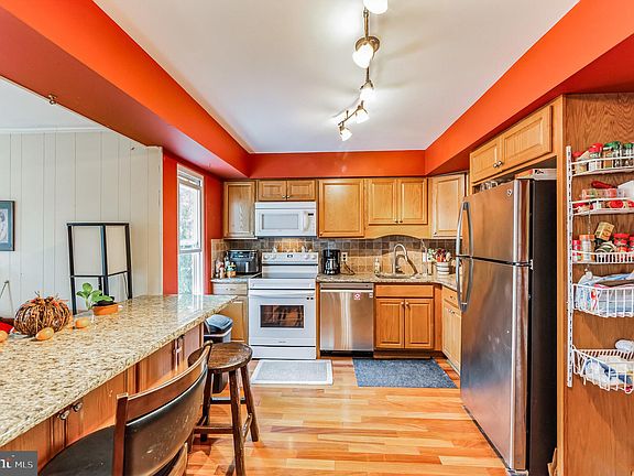 5th image of 1643 Farnham Ln
