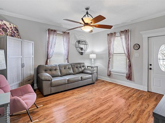 4th image of 3948 Burgen Ave