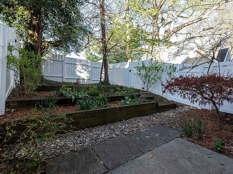 1094 Oakdale Ct — Photo 18